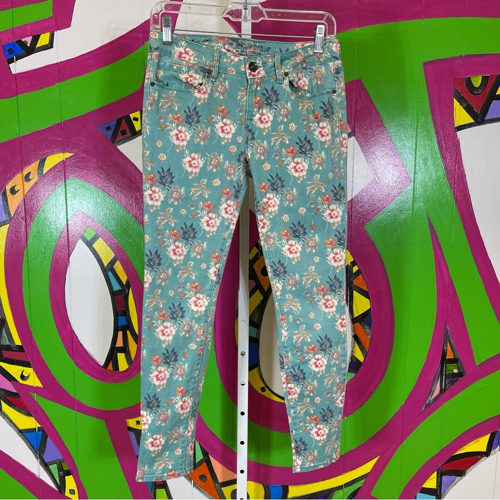 Bullhead Black, Floral Skinny Jeans, Size 7. In excellent condition!